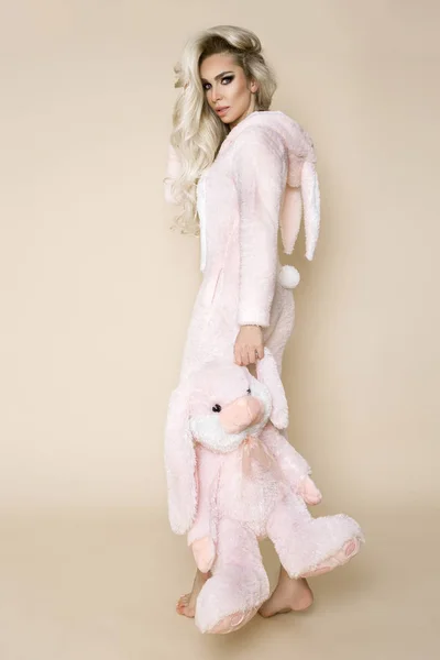 Vacker Sexig Blond Kvinna Som Bär Pyjamas Bunny Kostym Ler — Stockfoto