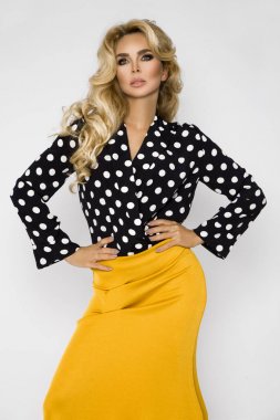 Lekeli içinde şık giysileriyle güzel, seksi sarışın kadın