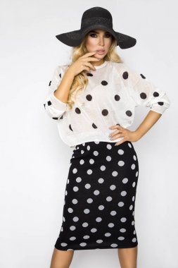 Lekeli ve bir şapka içinde şık giysileriyle güzel, seksi sarışın kadın