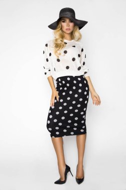 Lekeli ve bir şapka içinde şık giysileriyle güzel, seksi sarışın kadın