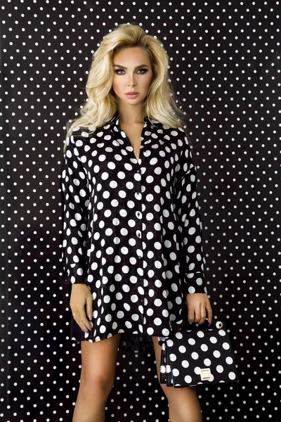 Mooi Sexy Blonde Vrouw Elegante Kleding Polka Dots Met Een — Stockfoto