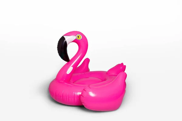Pinkfarbener, trendiger, geblasener Strand-Flamingo auf blauem Hintergrund. traf die — Stockfoto