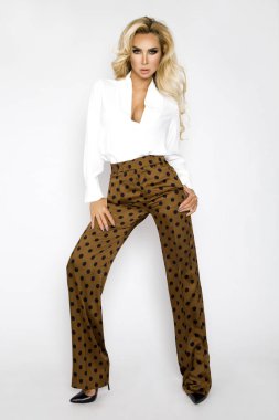 Lekeli içinde şık giysileriyle güzel, seksi sarışın kadın