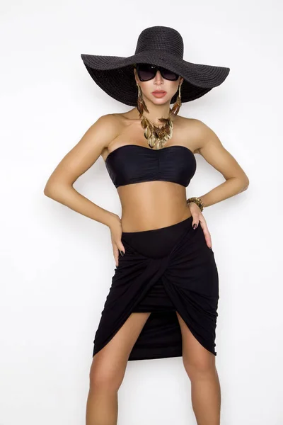 Elegant Şapka Bikini Beyaz Bir Arka Plan Üzerinde Moda Model — Stok fotoğraf
