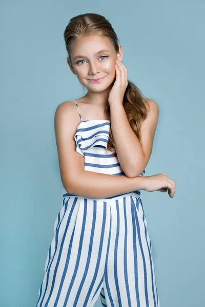 Menina Bonito Roupas Primavera Fundo Azul — Fotografia de Stock