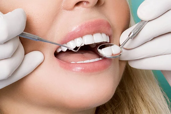Bir de üzerinde oturan güzel beyaz dişlere sahip genç güzel kadın