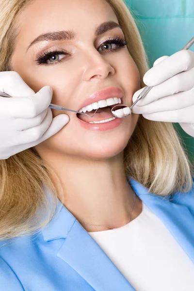 Jovem mulher bonita com belos dentes brancos sentados em um de — Fotografia de Stock
