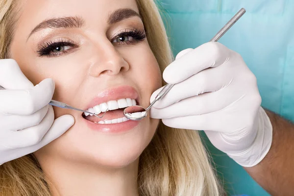 Bir de üzerinde oturan güzel beyaz dişlere sahip genç güzel kadın