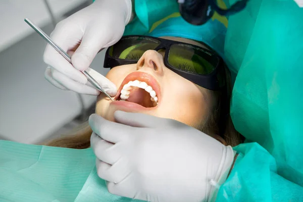 Młoda Piękna Kobieta Piękne Białe Zęby Siedząc Fotel Dentystyczny Dentysta — Zdjęcie stockowe