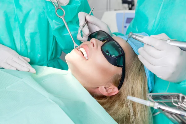 Młoda Piękna Kobieta Piękne Białe Zęby Siedząc Fotel Dentystyczny Dentysta — Zdjęcie stockowe