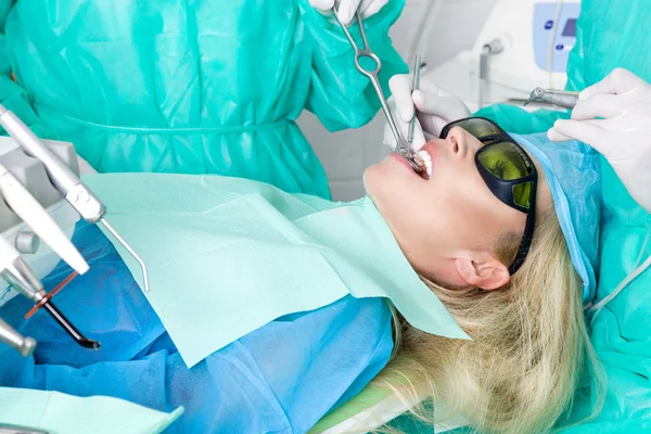 Молода Красива Жінка Красивими Білими Зубами Сидить Стоматологічному Стільці Стоматолог — стокове фото