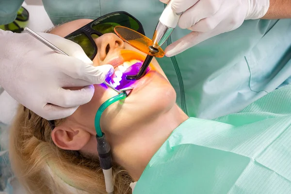 Молода Красива Жінка Красивими Білими Зубами Сидить Стоматологічному Стільці Стоматолог — стокове фото