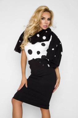 Zarif, giyinmiş, uzun sarı saçlı güzel kadın bahar lekeli desenli elbise.