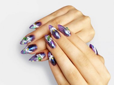 Güzel tırnaklar elle. Profesyonel manikür.