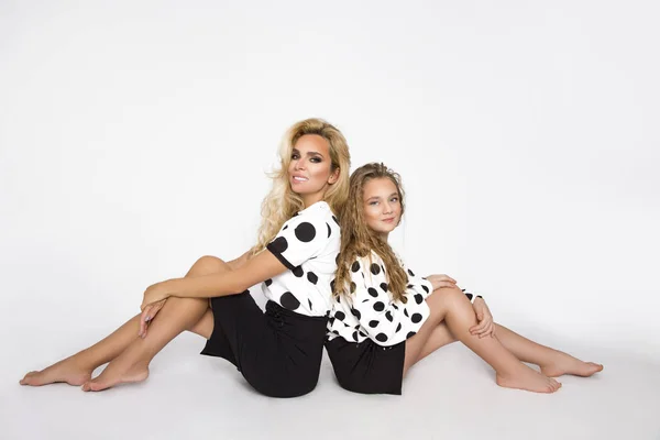 水玉の服の子と美しい女性 ママと娘のフォト セッション — ストック写真