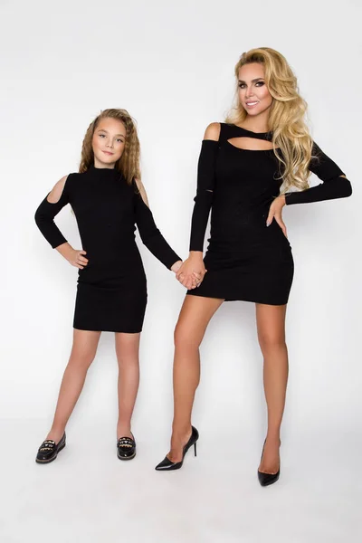 Inspring 服の美女 ママと娘のフォト セッション — ストック写真