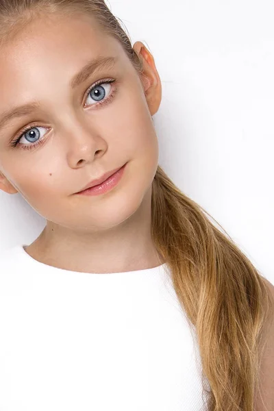 Söt Blond Liten Flicka Vit Elegant Klänning Stående Vit Bakgrund — Stockfoto