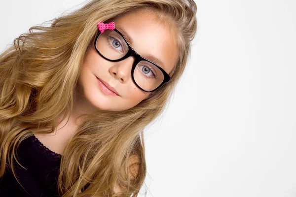 Söt Blond Liten Flicka Glasögon Vit Bakgrund Studion — Stockfoto