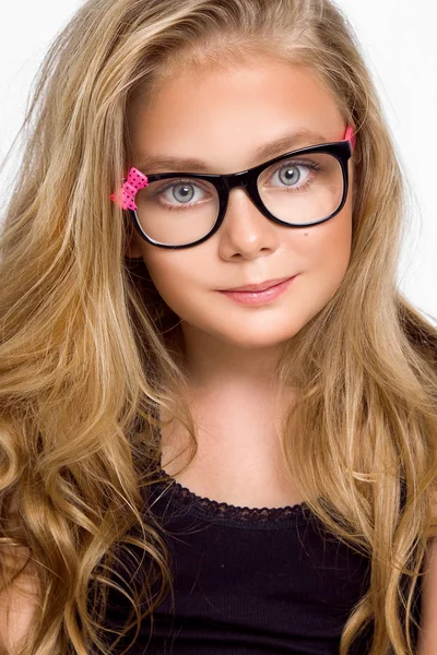 Ładny Blond Dziewczynka Okularach Białym Tle Studio — Zdjęcie stockowe