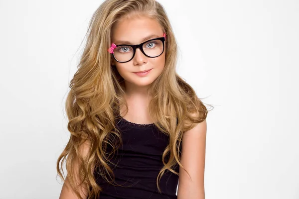 Linda Niña Rubia Gafas Sobre Fondo Blanco Estudio — Foto de Stock