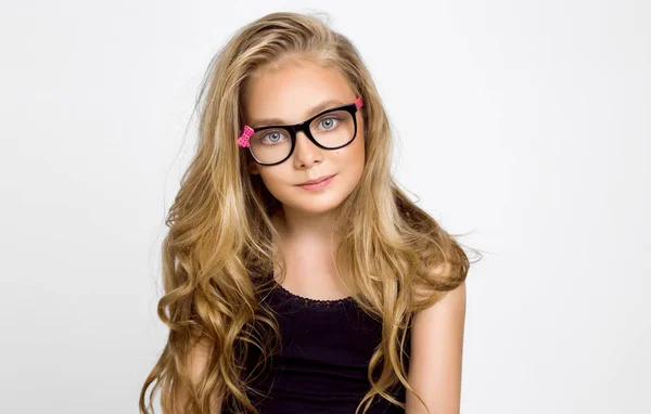 Nettes Blondes Kleines Mädchen Mit Brille Auf Weißem Hintergrund Studio — Stockfoto