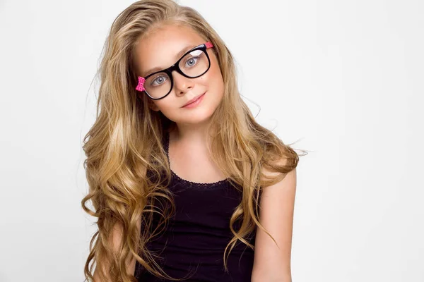 Nettes Blondes Kleines Mädchen Mit Brille Auf Weißem Hintergrund Studio — Stockfoto