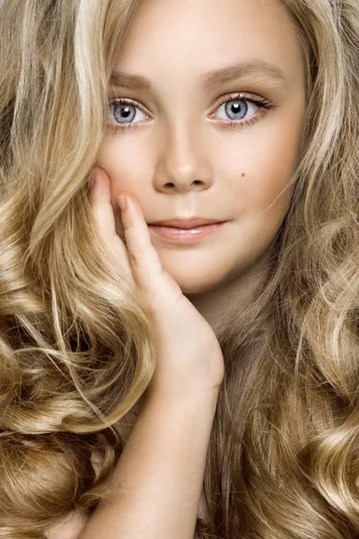 Πορτρέτο Του Ένα Υπέροχο Κοριτσάκι Μακριά Μαλλιά Λευκό Φόντο Στο — Φωτογραφία Αρχείου