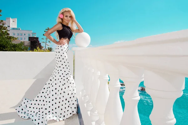 Schöne Sexy Frau Einem Eleganten Gepunkteten Kleid Pool Stehend — Stockfoto