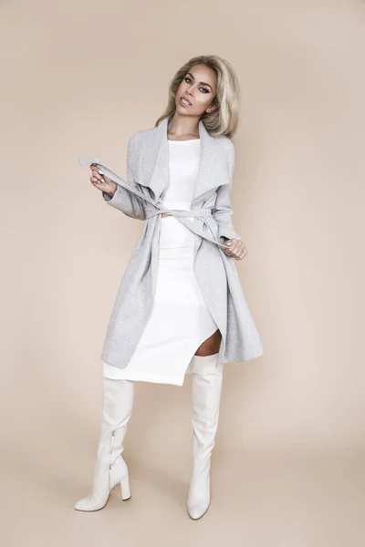 工作室里的高级时装模特 穿着灰色外套和白色靴子的漂亮女士 秋天的冬季白色风格 装扮时髦的时装模特 — 图库照片