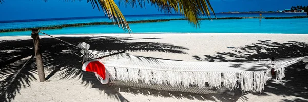 Weihnachtsmann Hut Karibischen Sandstrand Malediven Weihnachtsmann Hut Auf Hängematte Strand — Stockfoto