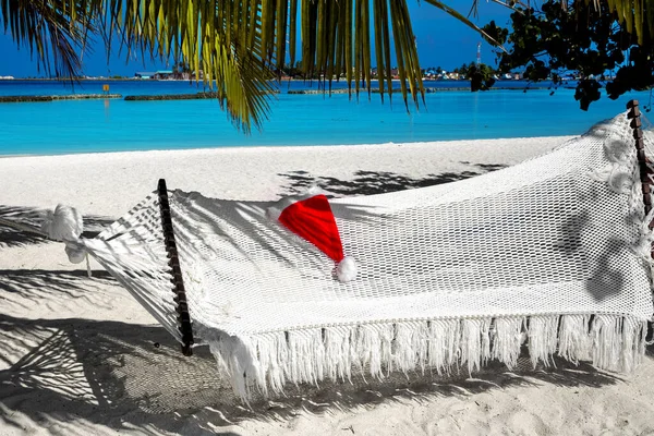 Kerstman Hoed Caribbean Zandstrand Malediven Kerstman Hoed Hangmat Het Strand — Stockfoto