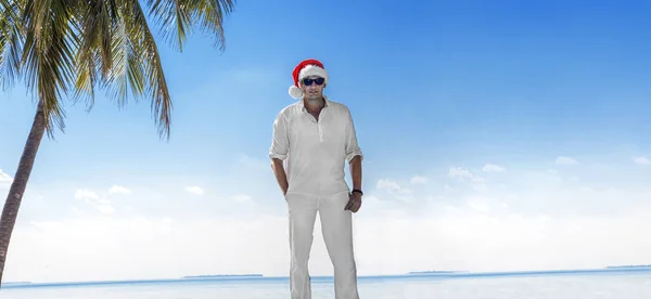 圣诞圣诞老人在大海沙滩热带海滩的游泳池里 在马尔代夫 圣诞老人是男模的帽子 全景横幅 炎热国家的新年旅游空间概念 — 图库照片