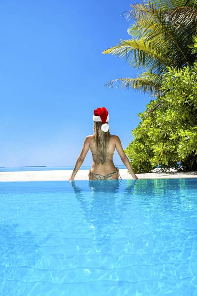 Maldivler Noel Tatili Noel Maldivler Plajı Noel Baba Kadını Bikini — Stok fotoğraf