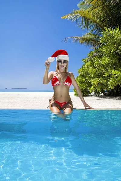 Різдвяні Канікули Пляжі Мальдівів Різдвяний Мальдівський Пляж Санта Клаус Дівчина — стокове фото