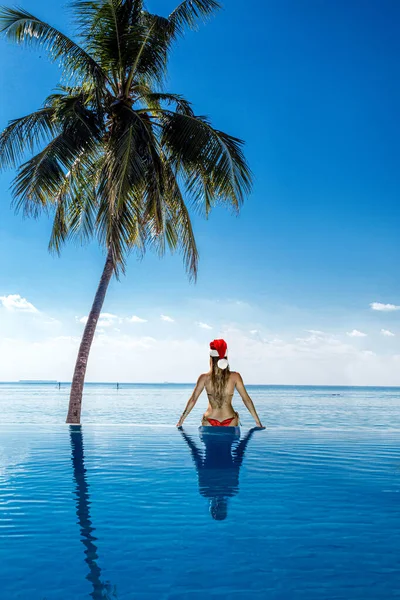 Woman Bikini Santa Hat Sitting Paradise Beach Enjoying Winter Holidays — Stock Photo, Image