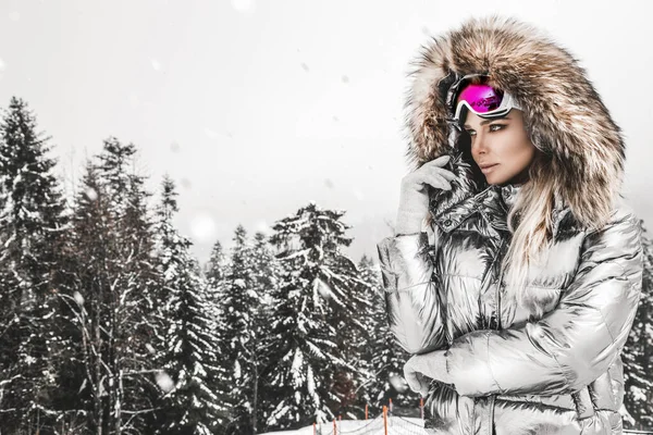 Hermosa joven en invierno, ropa de esquí sobre un fondo de — Foto de Stock