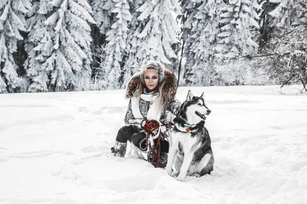 Jovem Feliz Brincando Com Cães Husky Siberianos Dia Inverno Jovem — Fotografia de Stock