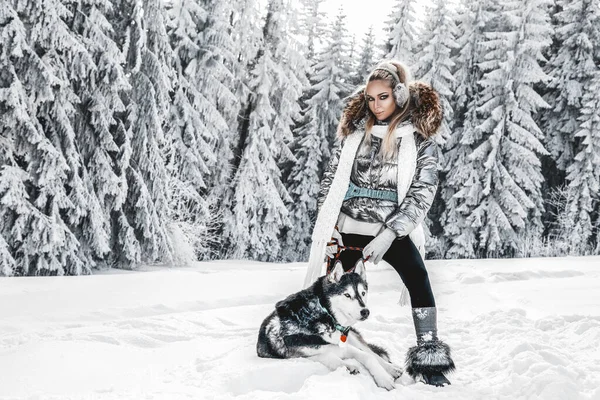 Szczęśliwa Młoda Kobieta Bawi Się Syberyjskimi Husky Psów Zimowy Dzień — Zdjęcie stockowe