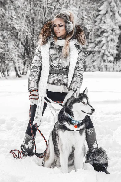 Szczęśliwa Młoda Kobieta Bawi Się Syberyjskimi Husky Psów Zimowy Dzień — Zdjęcie stockowe