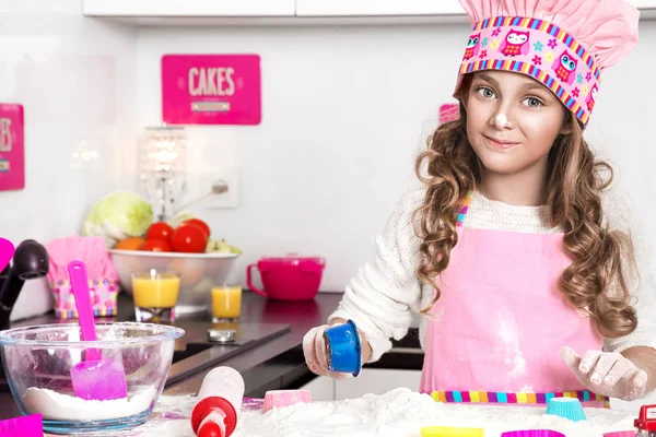 Vacker rolig flicka dotter barn i förkläden kök matlagning i t — Stockfoto