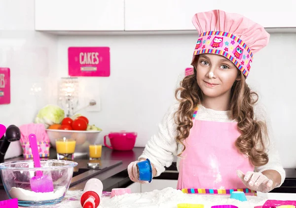 Vacker rolig flicka dotter barn i förkläden kök matlagning i t — Stockfoto