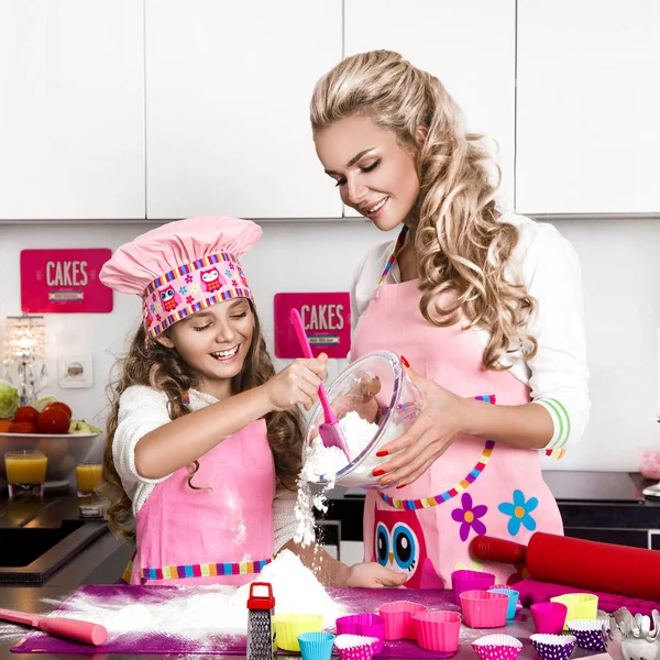 Vacker fantastisk kvinna mor och dotter i förkläden kök c — Stockfoto