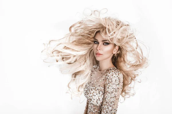 金发姑娘 长而亮的波浪形头发 有卷发的漂亮模特 — 图库照片