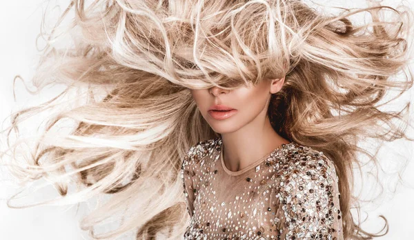 長く光沢のある波状の髪のブロンドの女の子 巻き毛の美しいモデル — ストック写真