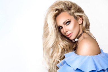 Uzun ve parlak dalgalı saçlı sarışın kız. Kıvırcık saçlı ve doğal güzel yüzlü güzel bir manken. .