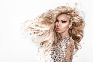 Uzun ve parlak dalgalı saçlı sarışın kız. Kıvırcık saçlı güzel bir manken. .