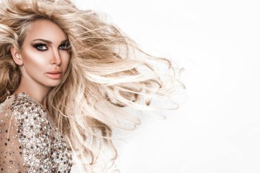 Uzun ve parlak dalgalı saçlı sarışın kız. Kıvırcık saçlı güzel bir manken. .