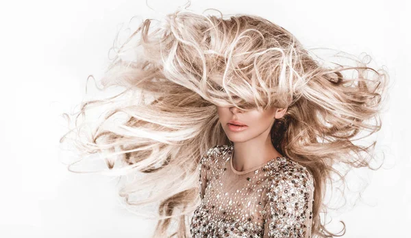Uzun Parlak Dalgalı Saçlı Sarışın Kız Kıvırcık Saçlı Güzel Bir — Stok fotoğraf