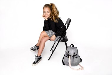 Okula geri dön. Sırt çantası çalışan ve eğlenceli okula gidiyor sevimli çocuk kız - Resim