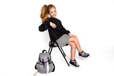 Okula geri dön. Sırt çantası çalışan ve eğlenceli okula gidiyor sevimli çocuk kız - Resim